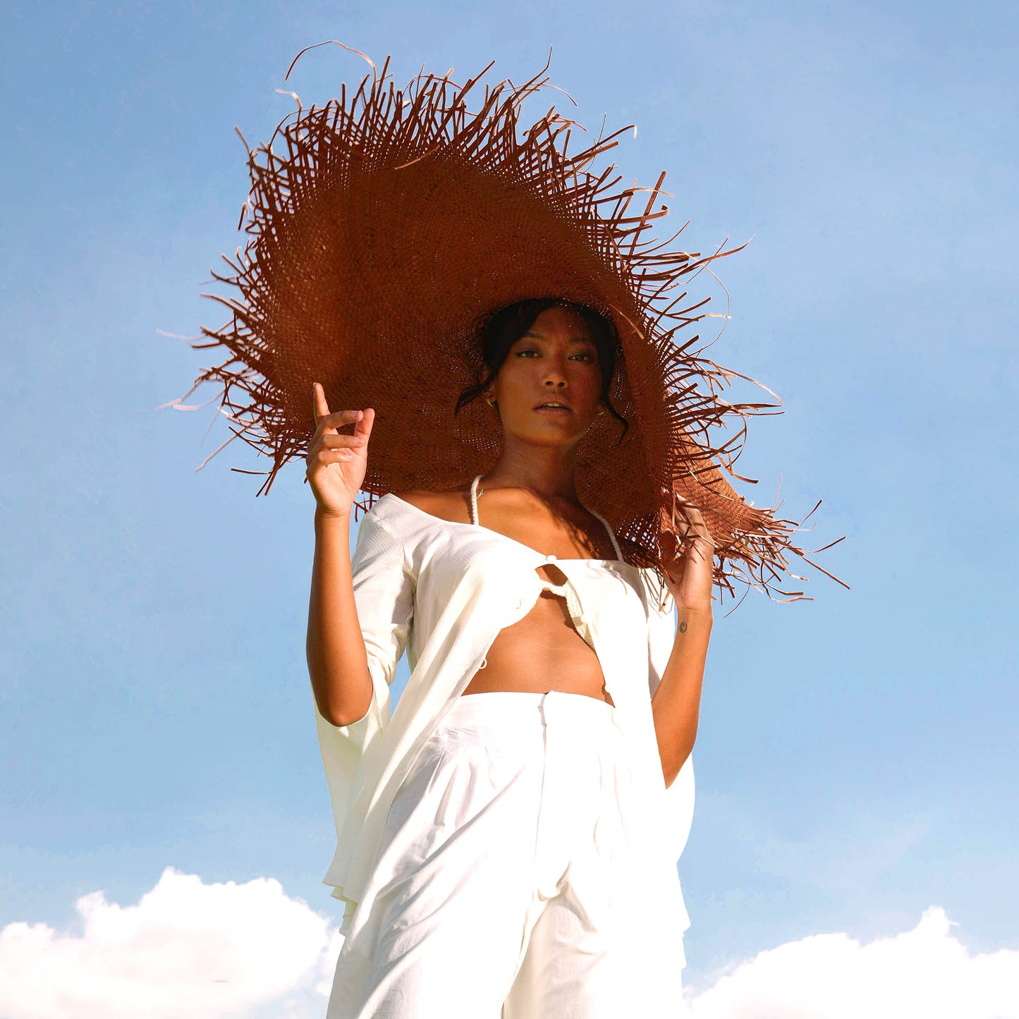 AMORA Oversized Woven Straw Hat in Burnt Caramel