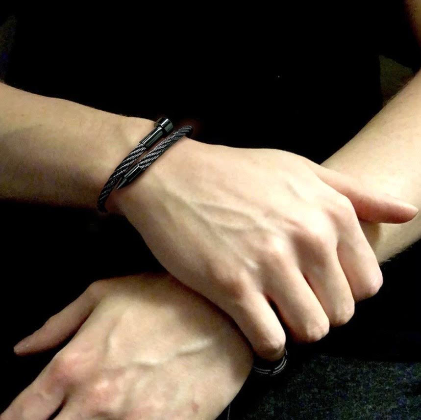 BG004B B.Tiff Black Pointe Cable Bangle Bracelet - PBNJ FASHIONS