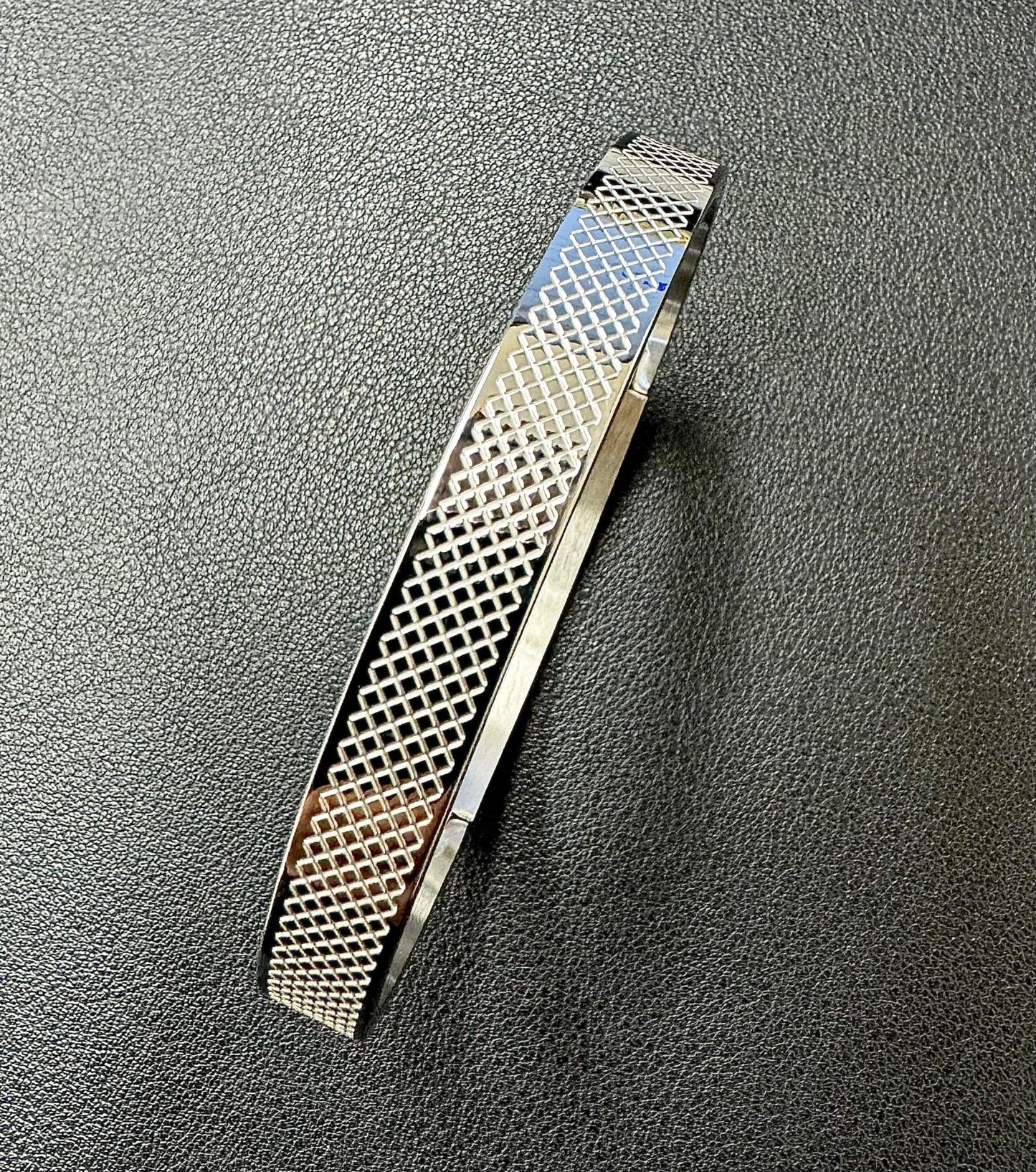 BG800W B.Tiff Simplicity Cross Hatch Bangle Bracelet - PBNJ FASHIONS